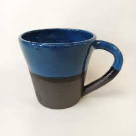 Mug en céramique bleu foncé